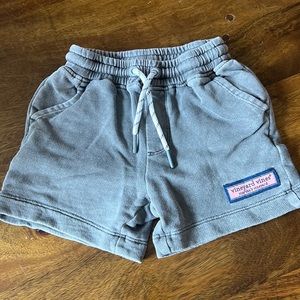 Vineyard Vines gray cotton shorts. Elastic waist.